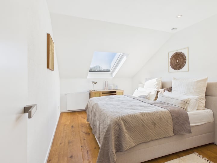 Ein stilvoll eingerichtetes Schlafzimmer mit natürlichen Materialien und hohem Komfort für erholsame Nächte.