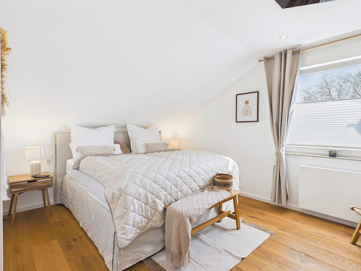 Schlafen wie im Boutique-Hotel: 180 cm Premium-Boxspringbett, hochwertige Stoffe und eine ruhige, warme Atmosphäre.