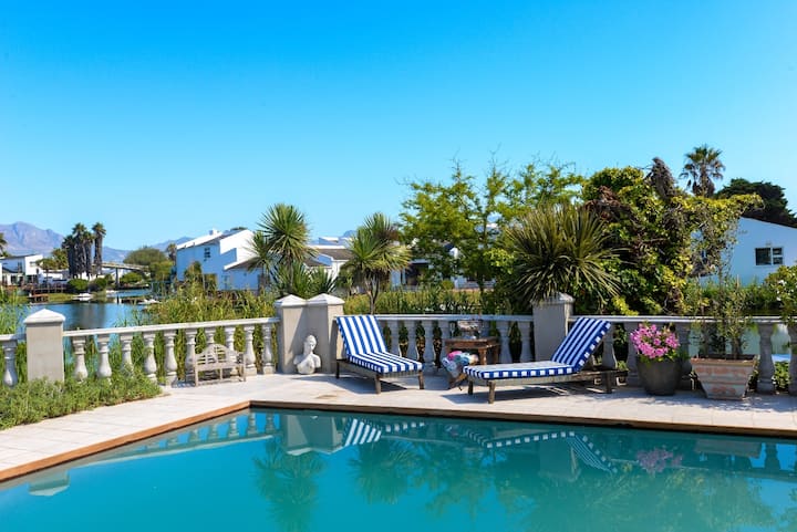 Waterfront Villa With Pedalo - Kaapstad