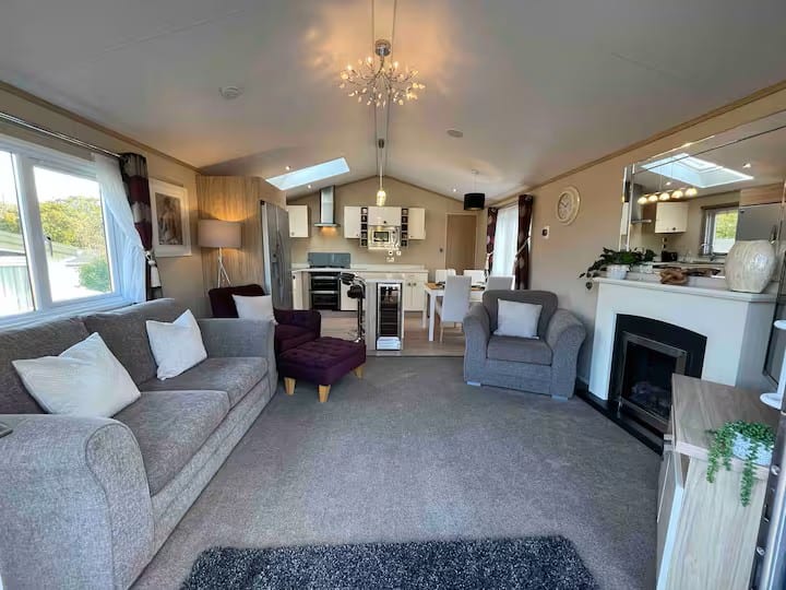 Coastal Hideaway Shorefield Sleeps 6 - Passes Inc. - England