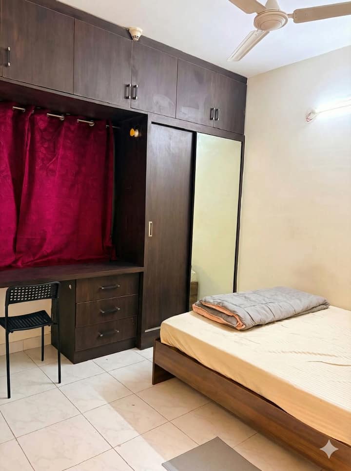 Cama queen en la recámara principal: estancia tranquila para solicitantes de visa, viajeros de negocios y familiares de pacientes