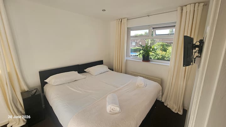 La cama se puede acomodar como 1 cama tamaño king o 2 camas individuales según se requiera.