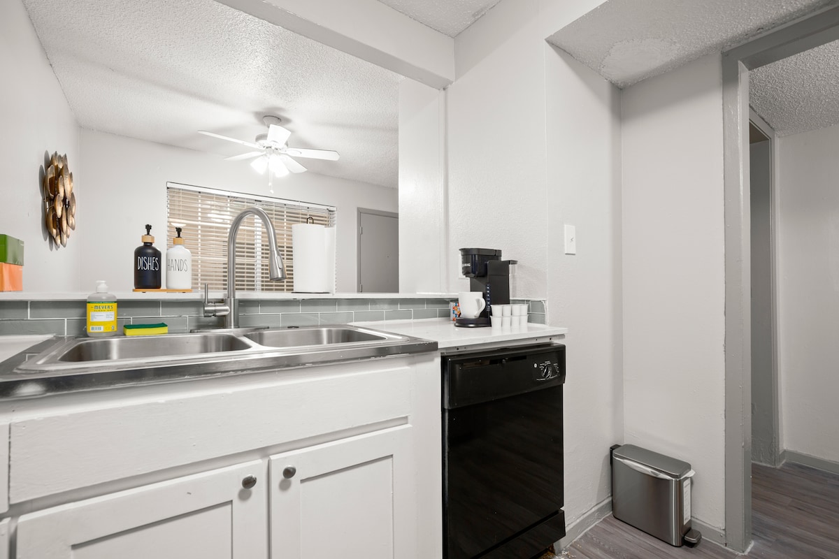 Modern East Austin Escape - Pool - 3Mi to Downtown