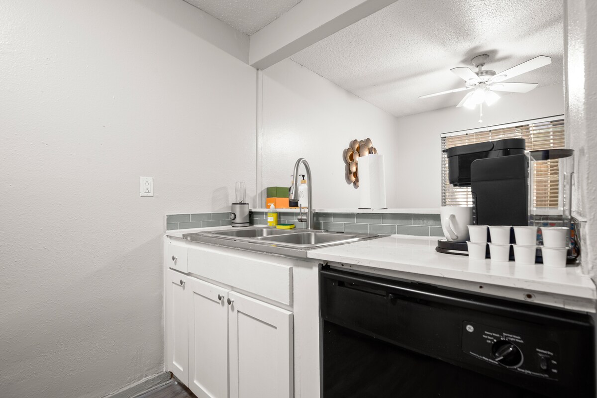 Modern East Austin Escape - Pool - 3Mi to Downtown