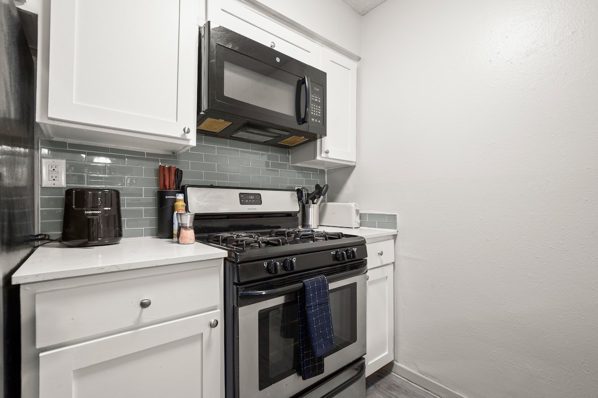 Modern East Austin Escape - Pool - 3Mi to Downtown