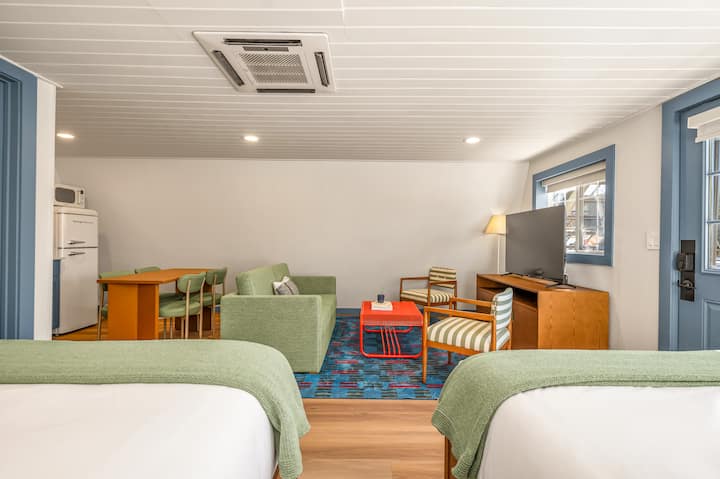 Deluxe Double Queen | River Access | Pool - New Braunfels, TX