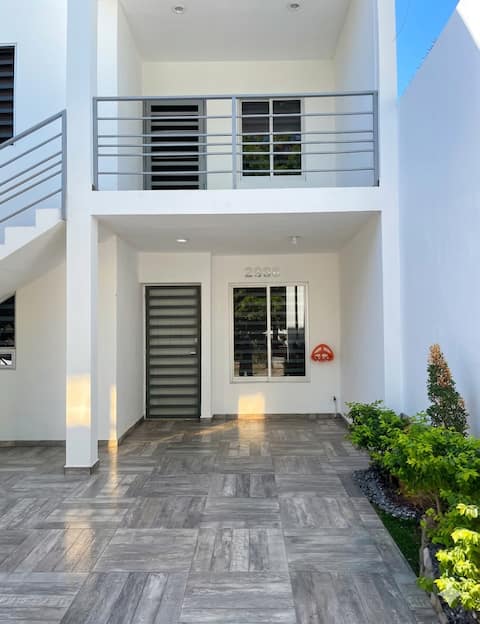 Popular Airbnb listing: 8 min to Hospital Ángeles USE and 3 min to H de la Mujer. in La Conquista