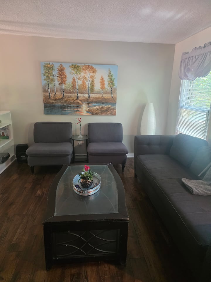 Spacious 4br Haven | Sleeps 10 | North Hills Gem - 羅裡