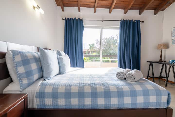 Acorde com vistas tranquilas para o jardim a partir da grande janela de vidro. A varanda privada é o lugar perfeito para desfrutar do seu café da manhã e do ar fresco.