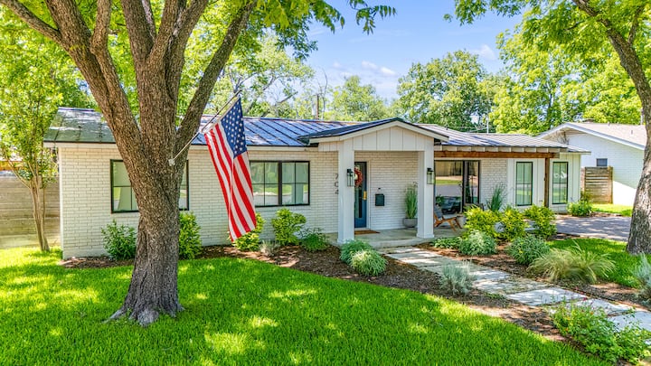 Biscuit House | Sleeps 8 | Great Backyard - Fredericksburg, TX