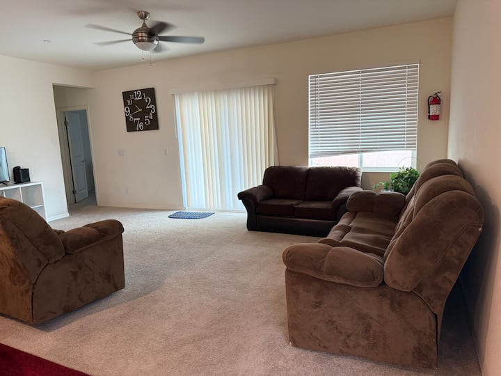 Desert Star Retreat – Spacious 4br In Victorville - Victorville, CA