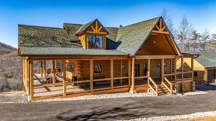 Tippy Top Brand New- 6 /5 - Big Summer Discounts - Pigeon Forge, TN