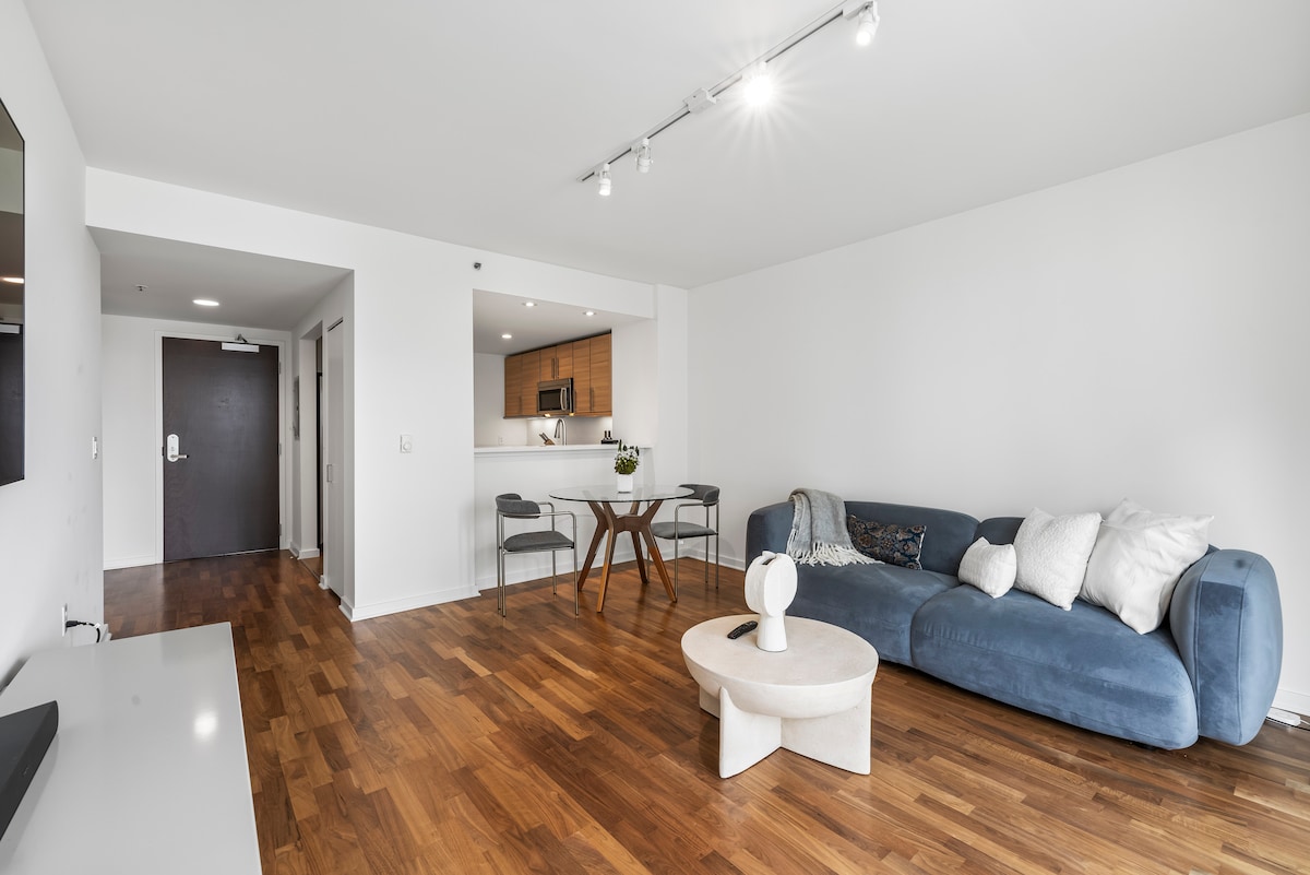 Top performing Airbnb: Modern SF South Beach Condo Steps from Oracle Park in South Of Market