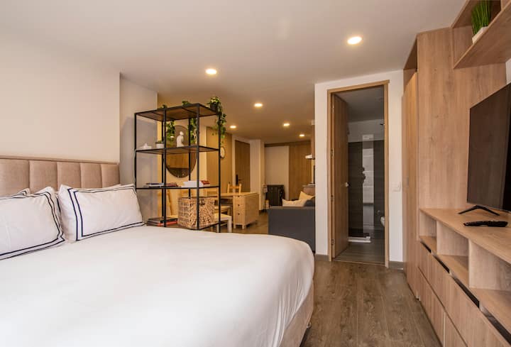 房间通往社交区，配有一张双人床和全功能卫生间