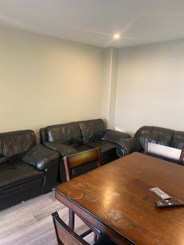 Brand-new 6-bedroom Retreat Near Lake Ontario - Kingston