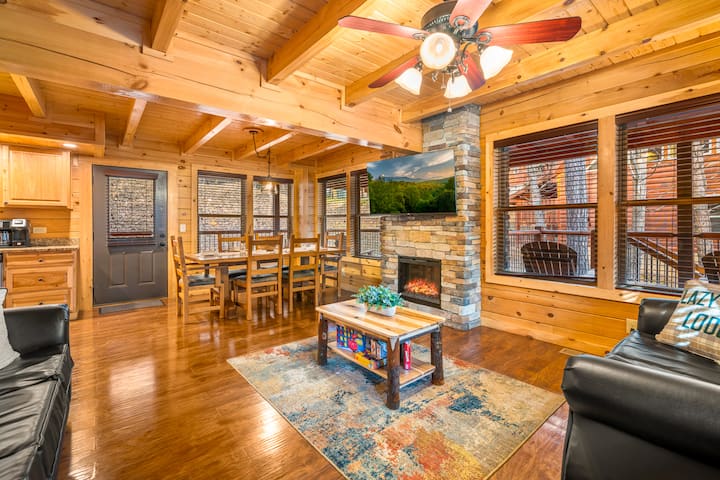 Charming Getaway · Prime Location · Hot Tub · Pool - Pigeon Forge, TN
