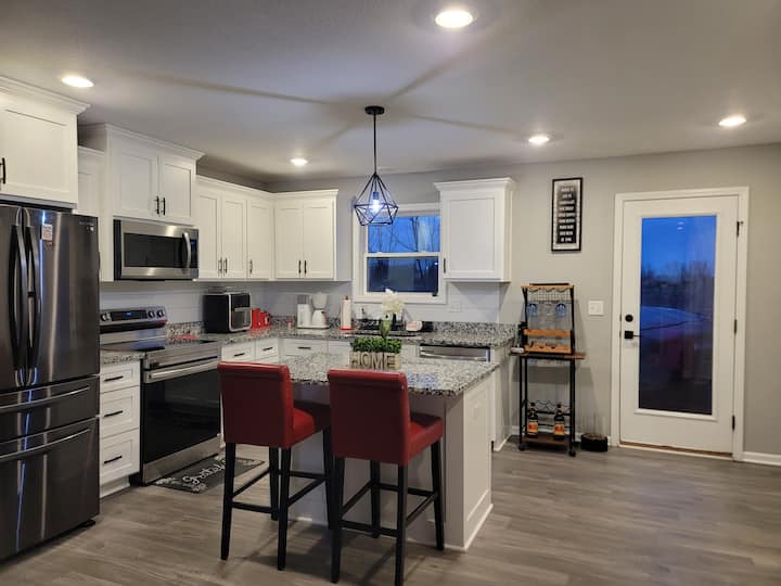 Beautiful 4 Bedroom, 3 Full Bath Home. - Belton, MO