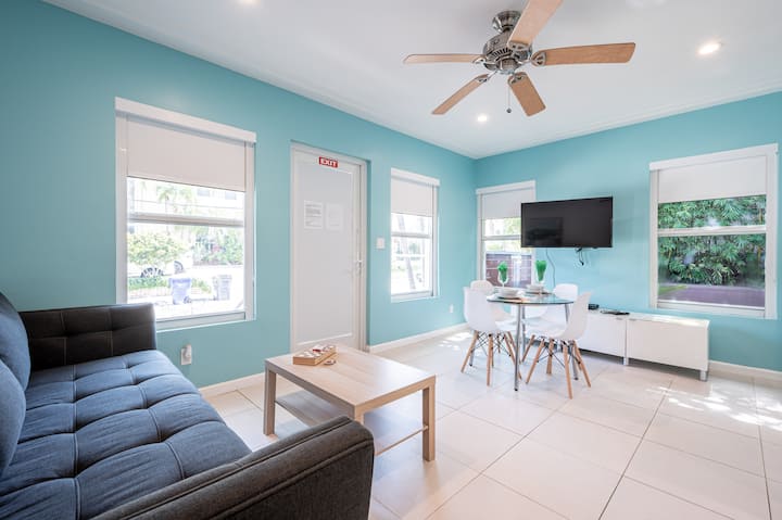 King Studio Steps To Hollywood Beach & Broadwalk - Hollywood, FL