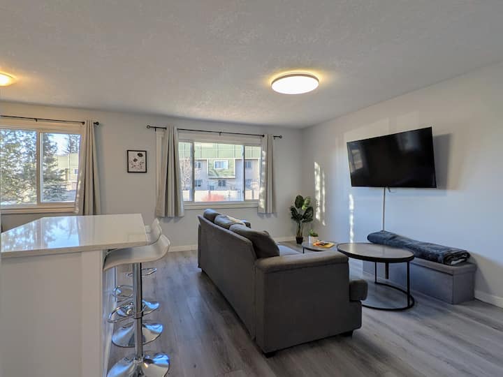 Bright 2br Upper Suite | 10 Min To Dt & Airport - Calgary