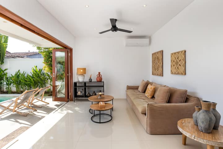 Tropical Oasis: 1br Villa Near Center Seminyak - デンパサル