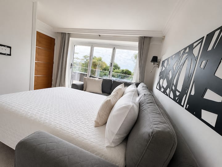 Seafront | 3br Sleeps12. Bbq&hot Tub. Hugeterrace. - ボーンマス