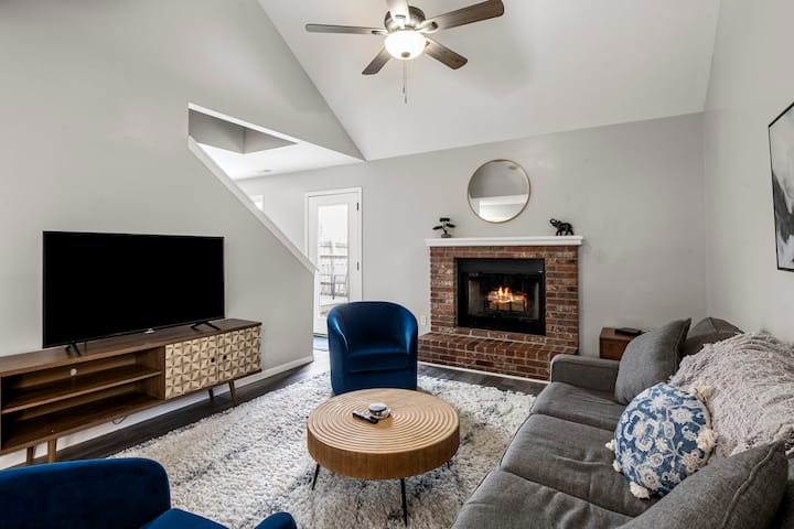 Jayhawk Retreat | 3br W/ Garage Sleeps 8 Near Ku - 勞倫斯郡