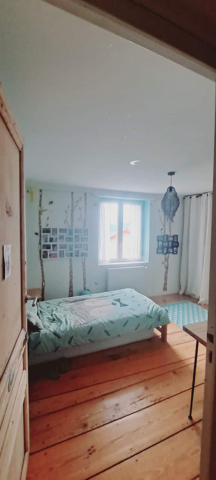 Dhomë gjumi për fëmijë. Një dyshek 90 cm (35 inç) nën krevat mundëson qëndrimin e 1 vizitori shtesë. Zonë për t'u veshur. Pamje nga pishina.