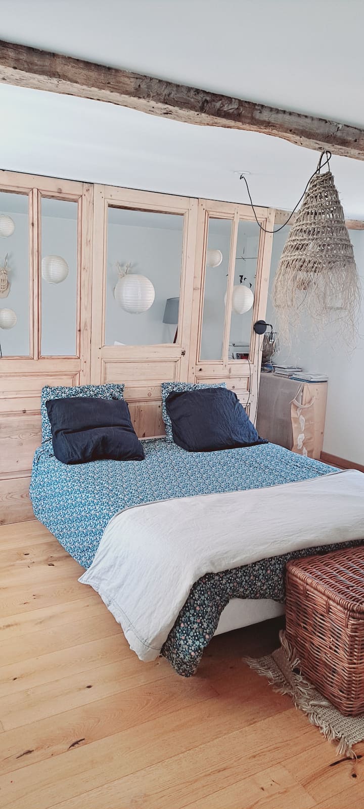 Dhomë gjumi me krevat dopio “King” 160 cm, 2 dritare që e mbushin dhomën me dritë dhe një televizor (me Netflix dhe Prime). Kjo dhomë e madhe gjumi nuk ka derë; ajo ndahet nga dhoma e ndenjjes me një perde makrame.