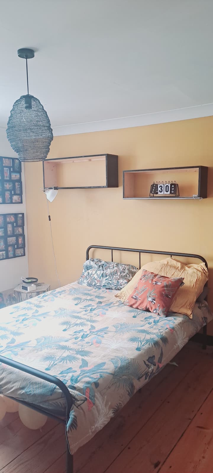Dhomë me ngjyrë senfi me një zonë veshjeje. Pamje nga pishina.