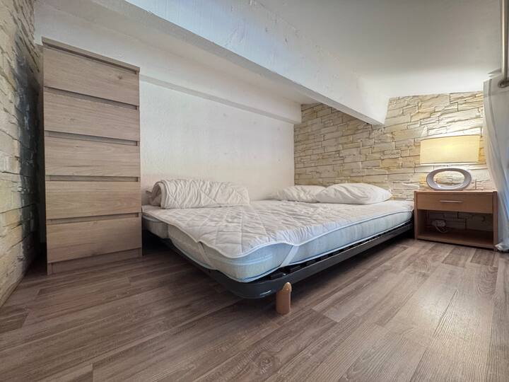Mezzanine avec lit double confortable, rideaux pour une meilleure intimité