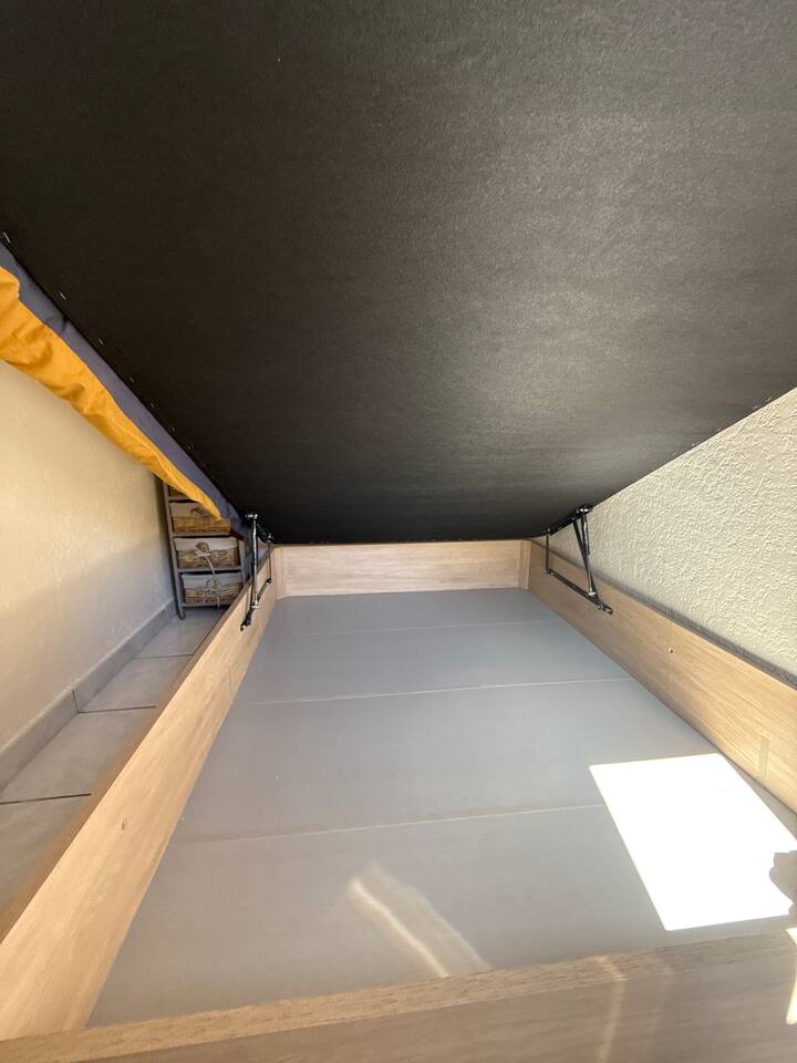 Lit coffre permettant le rangement de vos affaires (sacs, vêtements, ...)