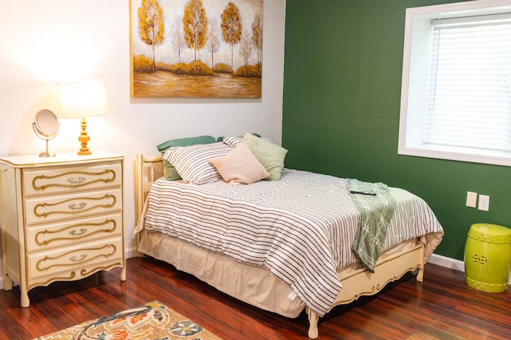 Independent Bungalow ground zero. 600 sq2 queen bad, kitchen net and independent bathroom. You're located in the heart of a horse ranch on the first floor and easy access. 
