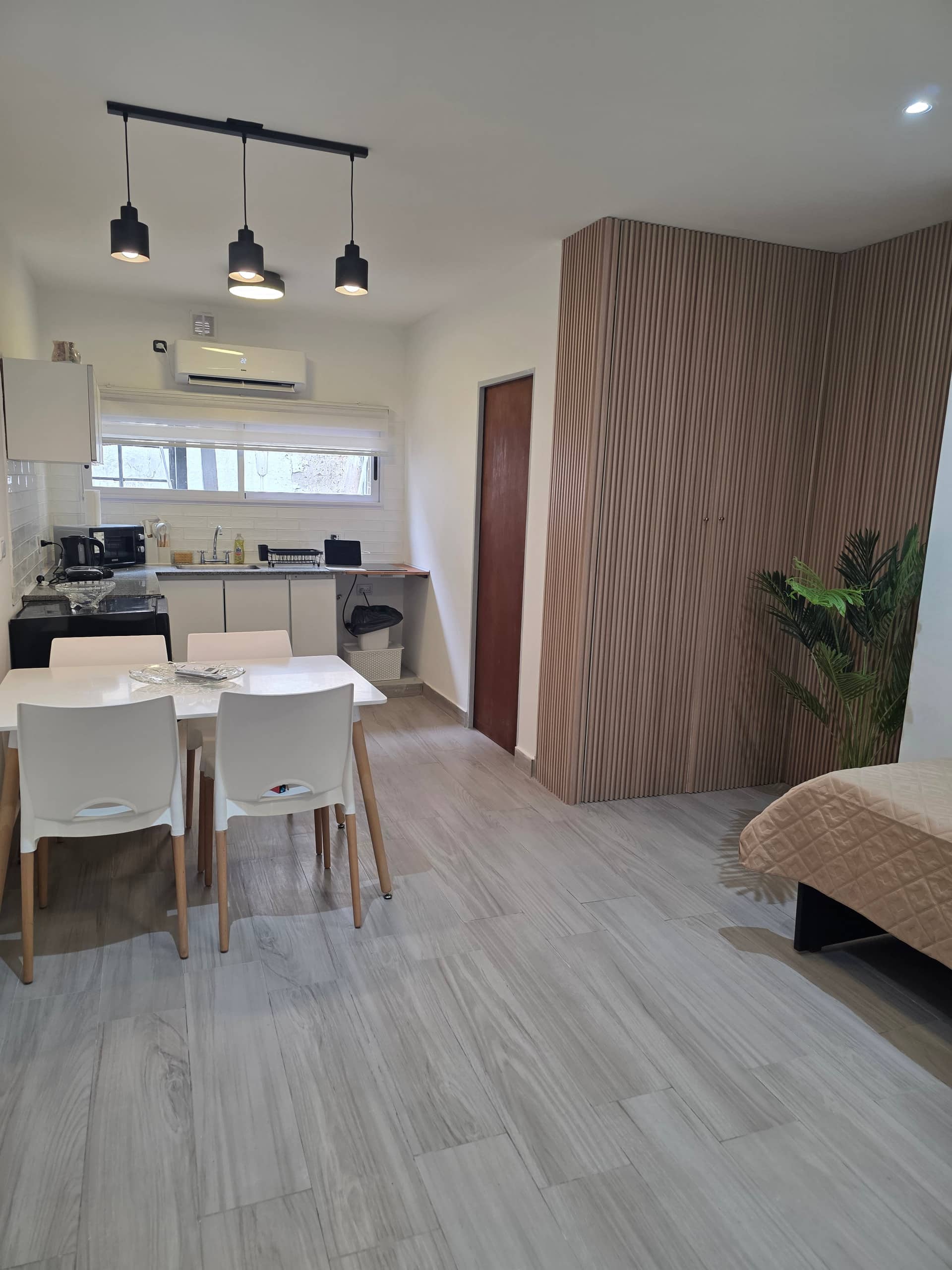 Modern studio apartment, very bright, close to everything