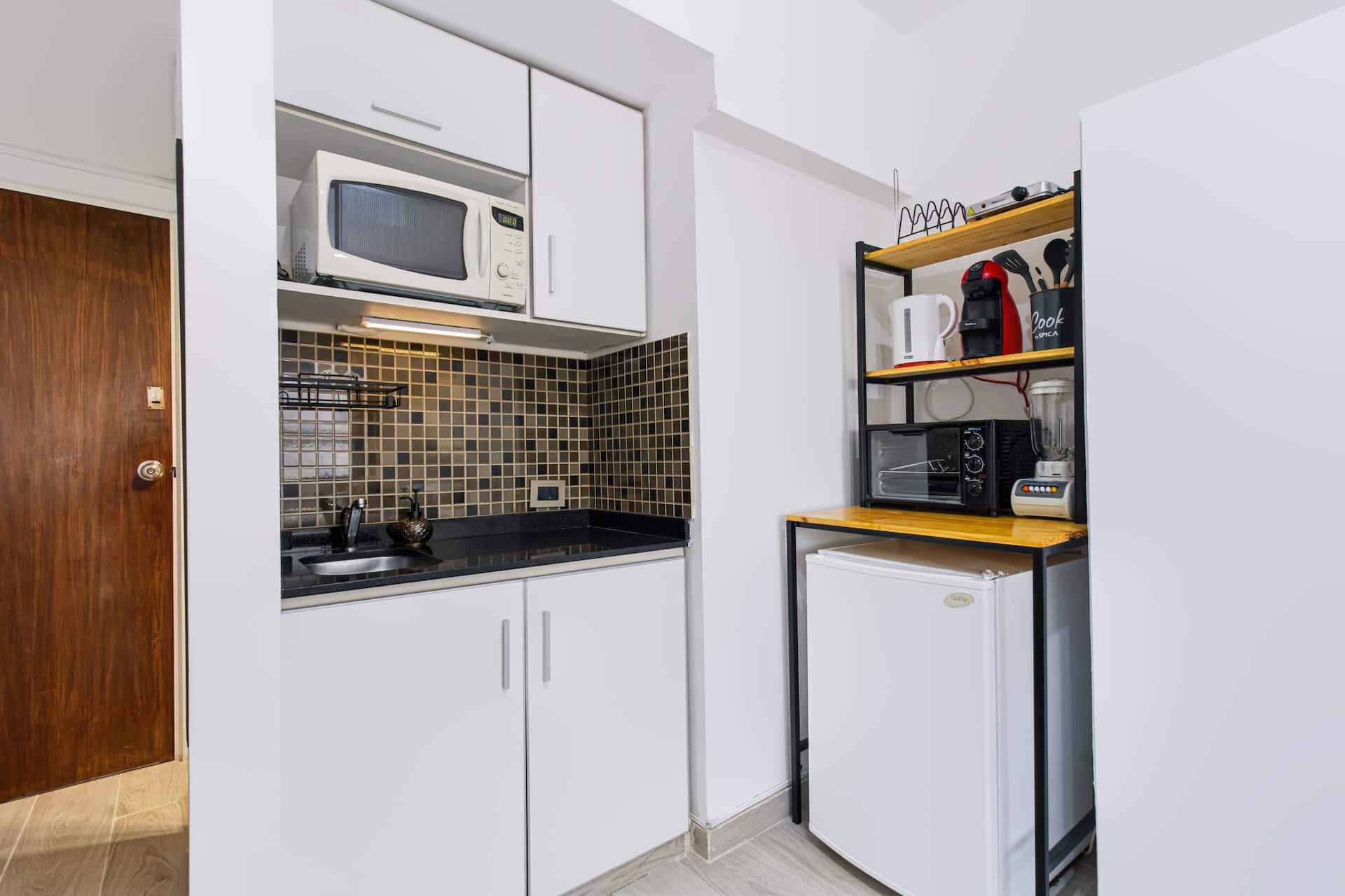 Studio with queen bed and AC
