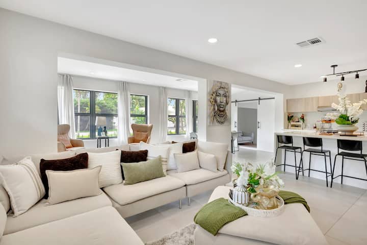 Modern Home • Pool • Near Beach & Las Olas - Fort Lauderdale, FL