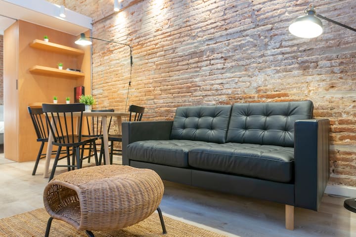 Central Gracia Stylish Brick Apartment - 
