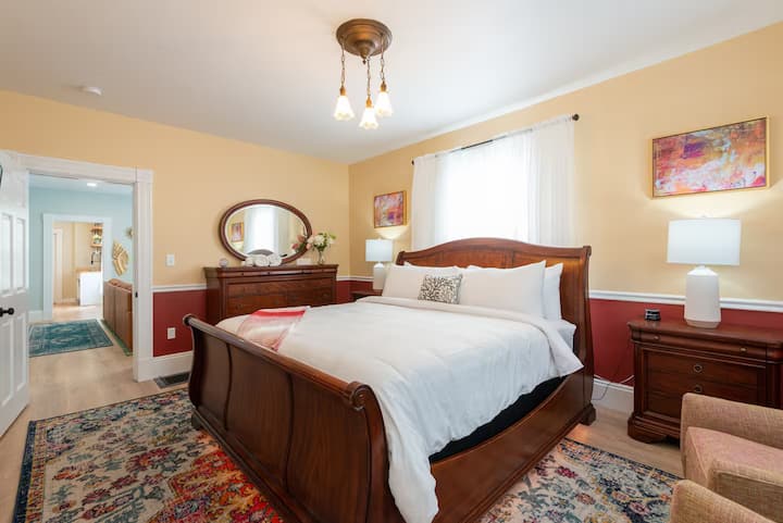 Kjo dhomë gjumi mahnitëse ka një krevat dopio "king" në formë slitë!  Do të jesh i çlodhur dhe i rigjeneruar pas një qëndrimi njënatësh!