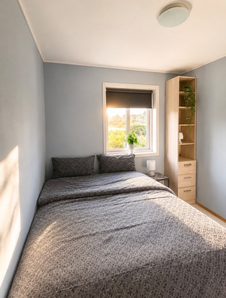 Cómoda recámara con una cama de 150x200, perfecta tanto para niños como para adultos.
Bonita recámara con luz natural y mucho espacio para la ropa y el equipaje en los clósets y en los estantes. Cortinas opacas que pueden bloquear el sol