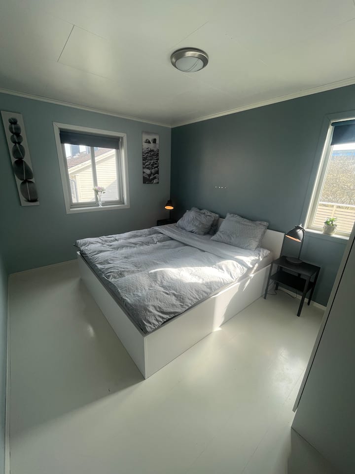Dormitorio grande, luminoso y espacioso con un armario amplio contra la pared que cuenta con perchas y estantes