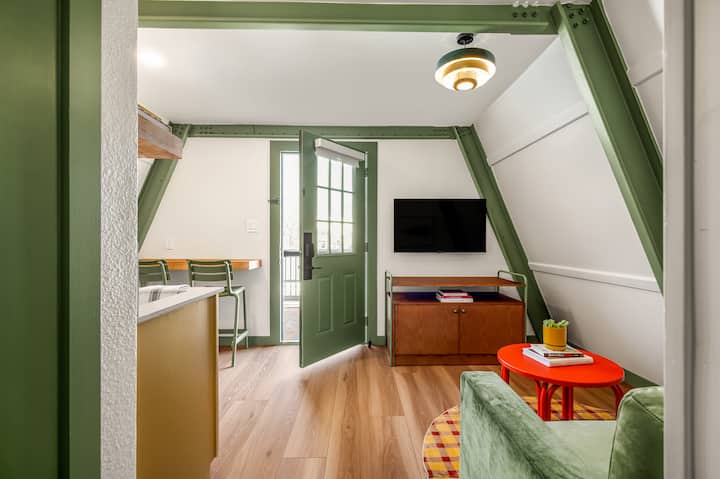 One Bedroom Suite | Living Area | River Access - ニューブラウンフェルズ, TX