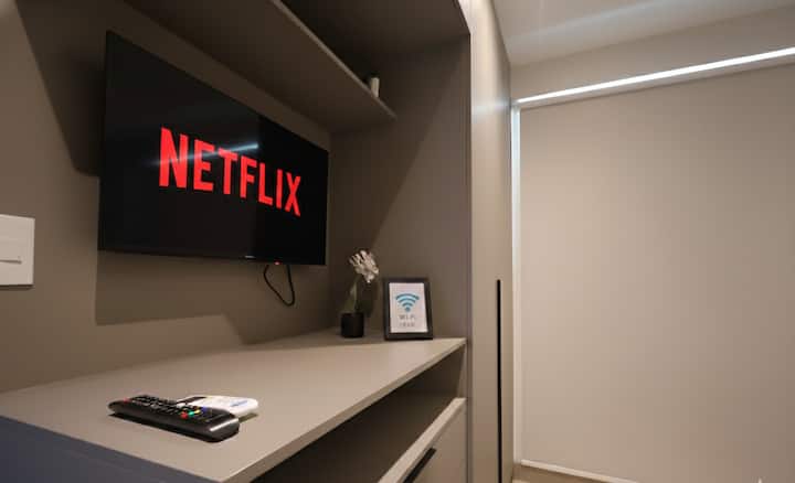 חדר מרווח ונוח עם מיטה זוגית, שנועד להבטיח מנוחה רגועה. תיהנו מהסדרה האהובה עליכם ב-Netflix מהנוחות של המיטה, ותיצרו את התפאורה המושלמת להירגע.