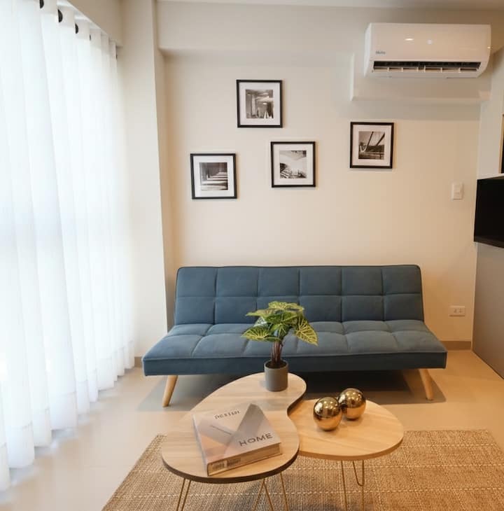 מקום שנועד להירגע אחרי יום ארוך. ליהנות מהסדרה האהובה עליכם ב-Netflix מהספה, עם מיזוג אוויר כדי לשמור תמיד על הטמפרטורה המושלמת.