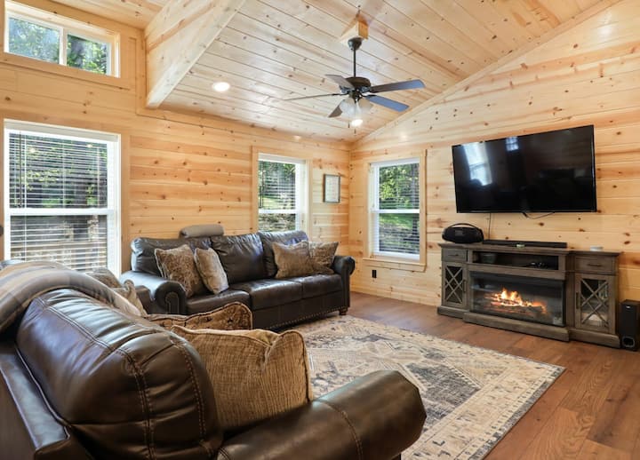 Warrior’s Rest Lodge | Private 12-acre Retreat - Elkhart, TX