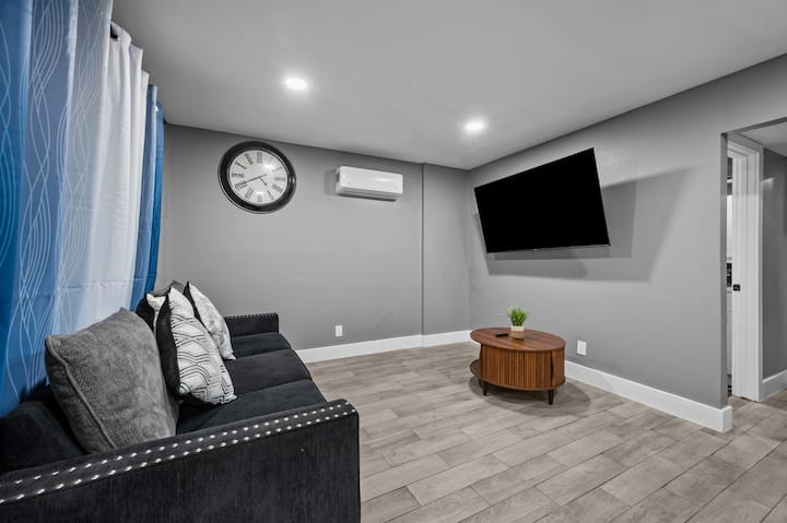 Pool -King Beds | Heights Cute 2bd - Houston, TX