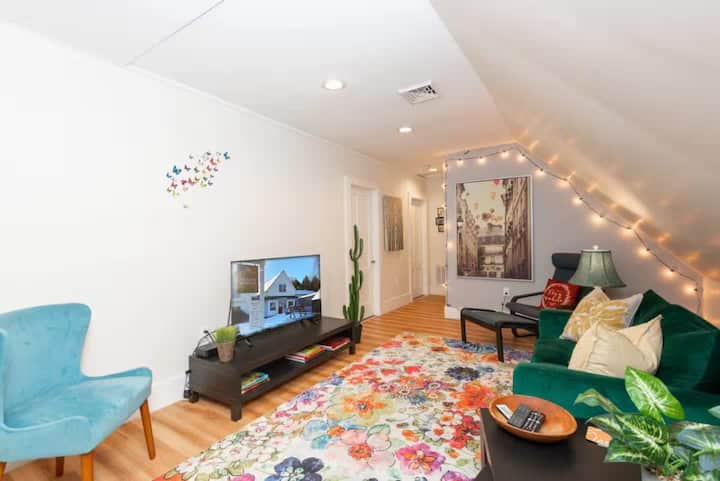"Eclectic Jewel"
Downtown Beverly/salem 2 Bedroom - Salem, MA