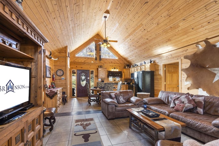 Luxe Cabin W/ Games-hottub-ev Charger-pool Open! - Missouri