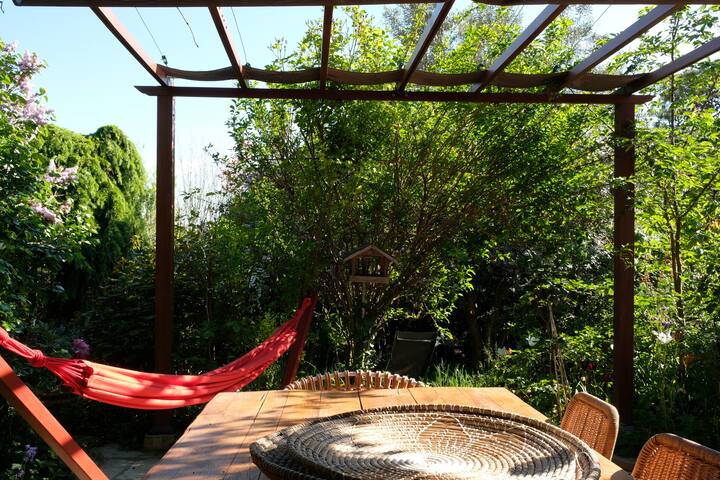 Poetic home, 3-min beach, lush garden gallery image 5