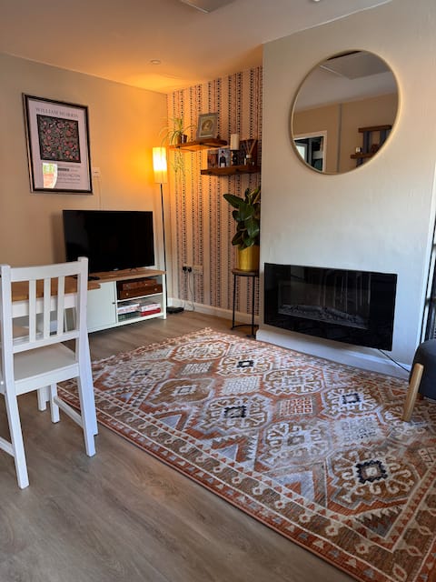 Top Airbnb: Central Flat with Parking | Couples & Business in Shrewsbury