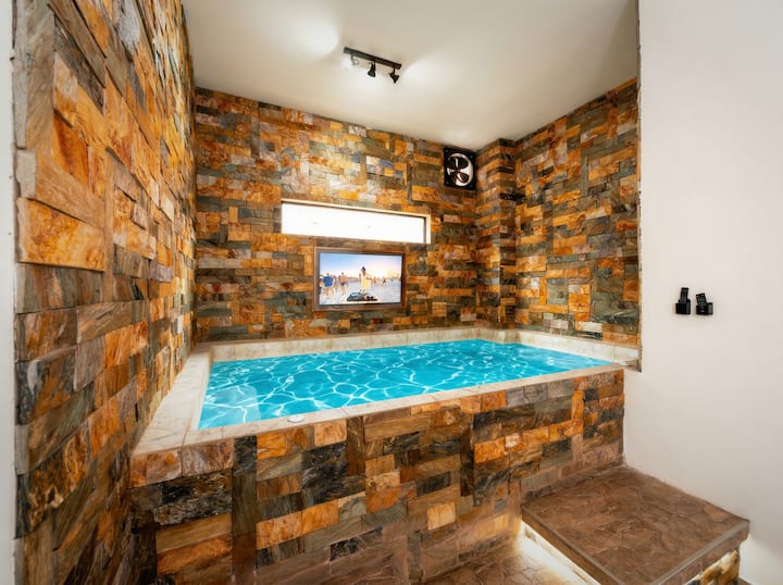 6br Luxury Apt W/ac & Jacuzzi 1 Block From Lleras - Medellín