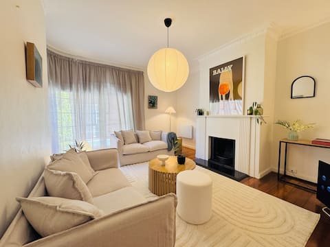 Top performing Airbnb: Art Deco Gem | Botanical Gardens | Free Parking in South Yarra